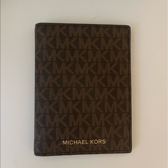 Michael Kors Passport Holder/ Wallet - Picture 1 of 2